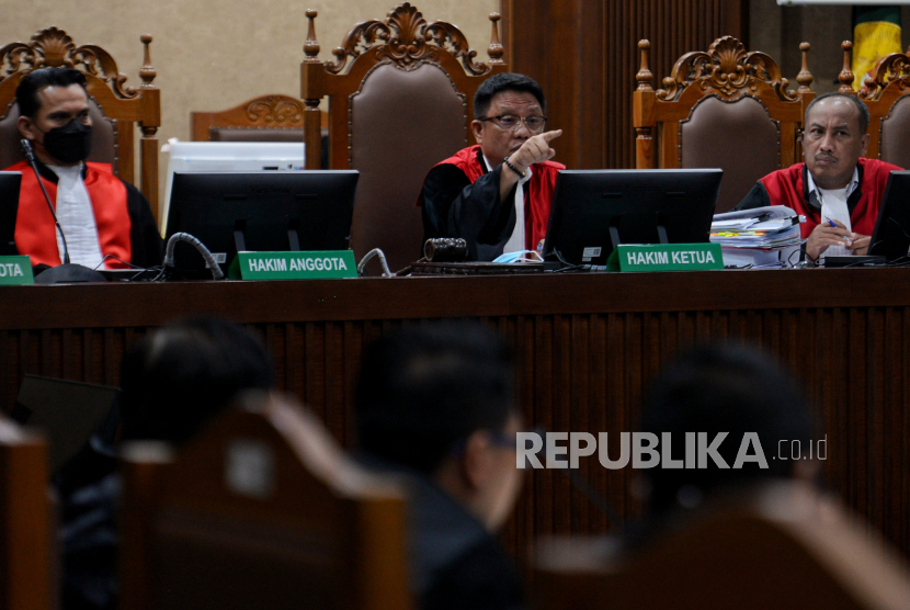 Hakim ketua Rianto Adam Pontoh (tengah) saat memimpin sidang di Pengadilan Tipikor Jakarta. (ilustrasi)
