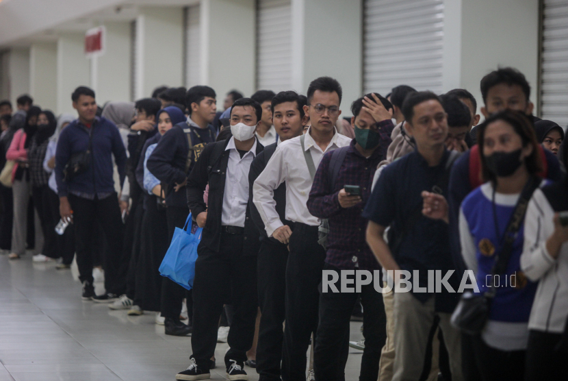 Sejumlah pencari kerja mengantre untuk memasuki ruangan Bursa Kerja, (ilustrasi)