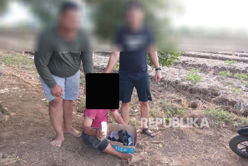 Satresnarkoba Polres Indramayu menangkap tersangka pengedar ilegal obat sediaan farmasi di area sawah Desa Sudimampir Kidul, Kecamatan Balongan, Kabupaten Indramayu, Kamis (30/11/2023).