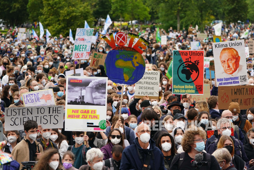 Para pengunjuk rasa menghadiri hari aksi iklim global di Berlin, Jerman.
