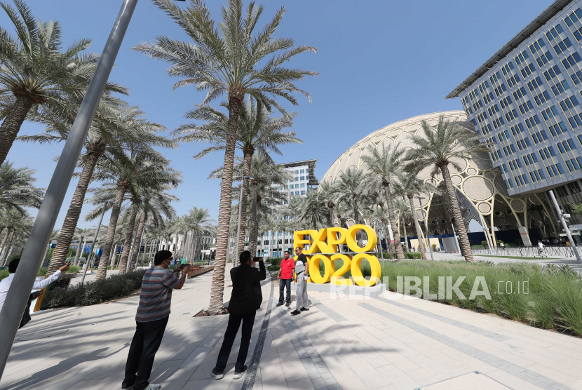  Orang-orang mengunjungi situs EXPO selama hari pertama EXPO 2020 Dubai di emirat Teluk Dubai, Uni Emirat Arab. Telkomsel salah satu perusahaan Tanah Air yang ikut hadir di EXPO 2020.