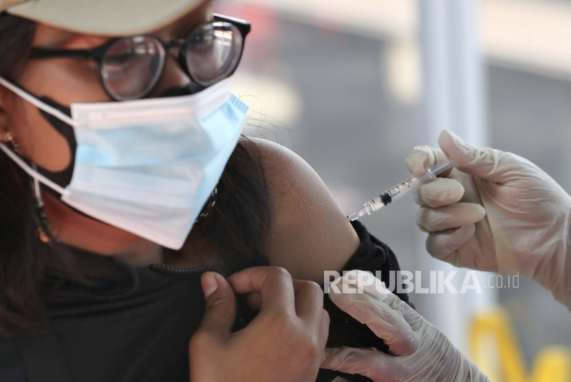 Seorang wanita menerima suntikan vaksin Sinovac Covid-19 (ilustrasi).