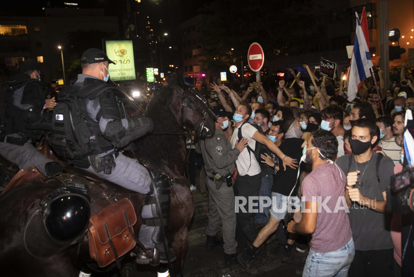  Para demonstran Israel berkelahi dengan petugas polisi selama protes melawan korupsi dan situasi ekonomi di tengah pandemi coronavirus, di Tel Aviv, Israel. Ilustrasi.