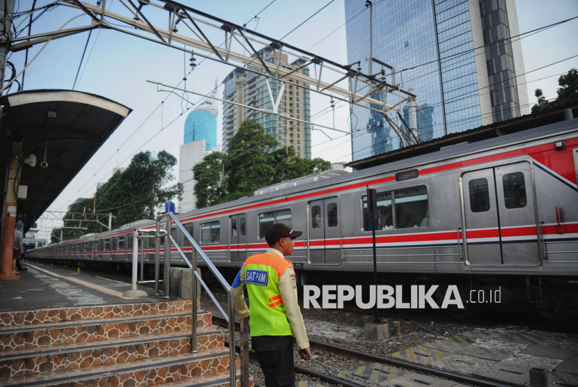 Petugas keamanan berjaga di area peron  Stasiun Karet, Jakarta, Kamis (2/1/2025). PT Kereta Api Indonesia (Persero) berencana menutup Stasiun Karet yang berlokasi di Jalan KH Mas Mansyur, Kecamatan Tanah Abang, Jakarta Pusat. Penutupan ini merupakan bagian dari upaya untuk memperbaiki ekosistem perkeretaapian di Indonesia. Selain itu salah satu alasannya adalah karena jarak Stasiun Karet terlalu dekat dengan Stasiun BNI City sehingga kurang efisien.