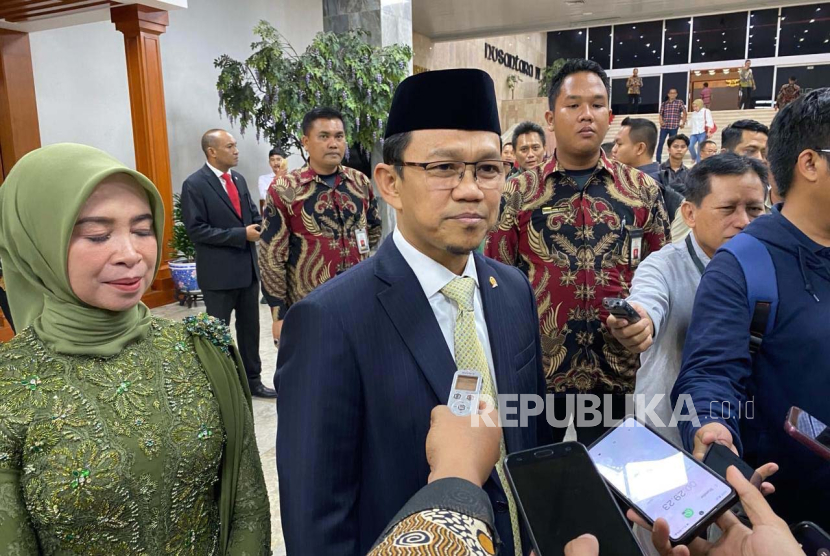 Ketua Fraksi PPP DPR yang juga Wakil Ketua MPR Amir Uskara menanggapi usulan hak angket yang sudah disuarakan tiga fraksi, di Gedung Nusantara IV, Kompleks Parlemen, Jakarta, Jumat (8/3/2024). 