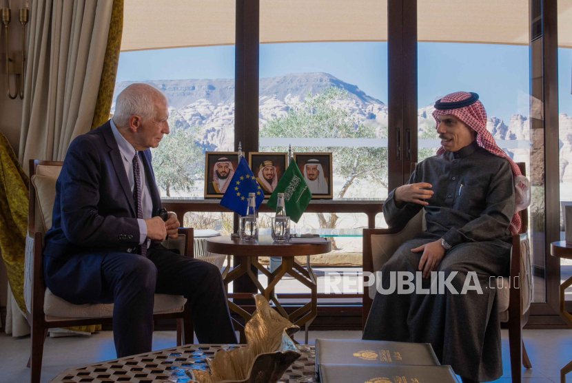 Menteri Luar Negeri Saudi Pangeran Faisal bin Farhan (kanan) menerima Perwakilan Tinggi Uni Eropa untuk Urusan Luar Negeri dan Kebijakan Keamanan Josep Borrell di al-Ula, Arab Saudi, (8/1/2024).