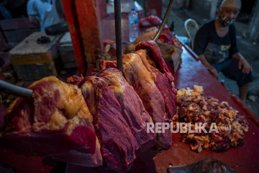 Pedagang daging sapi menunggu pembeli di pasar (ilustrasi). Sekretaris Jenderal DPP Ikatan Pedagang Pasar Indonesia (Ikappi) Reynaldi Sarijowan mengabarkan, ada laporan mogok pedagang daging di Jabodetabek selama beberapa hari. Hal itu, menyusul melonjaknya harga komoditas tersebut dalam beberapa waktu terakhir.