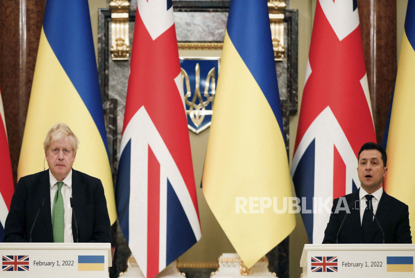 Perdana Menteri Inggris Boris Johnson, kiri, mengambil bagian dalam konferensi pers bersama dengan Presiden Ukraina Volodymyr Zelenskyy, di Kyiv, Ukraina, Selasa, 1 Februari 2022. Johnson tiba di Kyiv untuk pembicaraan terjadwal dengan Zelenskyy di tengah meningkatnya ketegangan antara Ukraina dan Rusia .