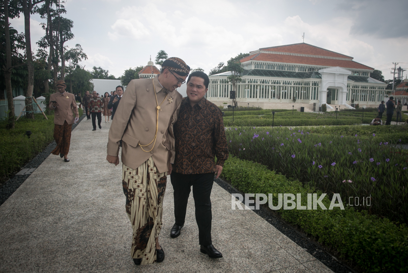 Menteri BUMN Erick Thohir (kanan) berbincang-bincang dengan Raja Mangkunegaran Kanjeng Gusti Pangeran Adipati Arya (KGPPA) Mangkunegara X Bhre Cakrahutomo Wira Sudjiwo (kiri) pada acara peresmian Taman Pracima Tuin di Pura Mangkunegaran, Solo, Jawa Tengah, (ilustrasi).