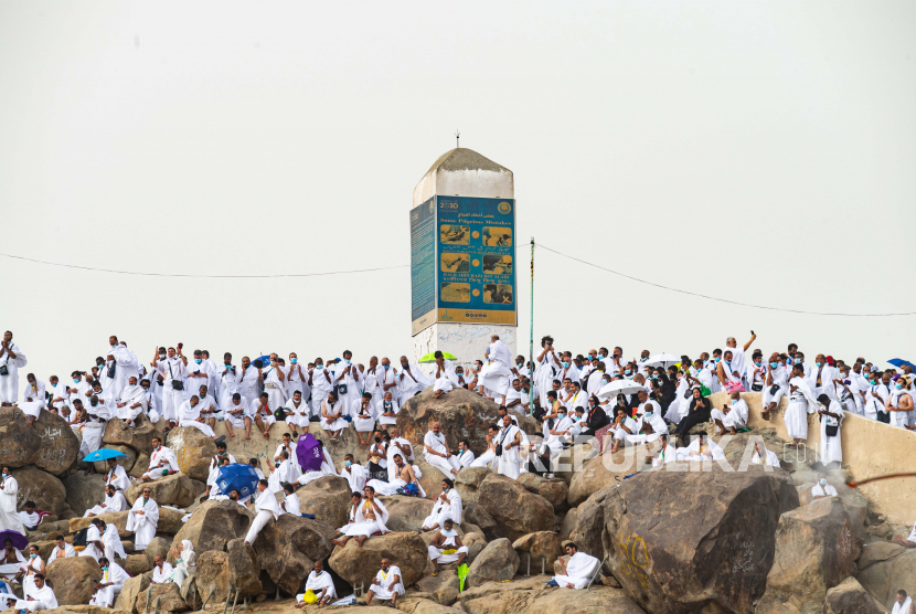 Jamaah Haji Diminta Fokus Persiapan Puncak Haji. Foto:    Sebuah foto selebaran yang disediakan oleh Kementerian Haji dan Umrah Saudi menunjukkan jamaah haji, mengenakan masker pelindung wajah, berdoa di Jabal al-Rahmah (Bukit Rahmat) pada Hari Arafah, sebagai bagian dari ritual penting ziarah haji tahunan di kota tenda Arafat, Arab Saudi, 19 Juli 2021. 