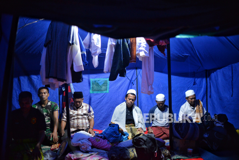 Pengungsi berdoa di dalam tenda darurat. Korban gempa Cianjur sangat membutuhkan air bersih, selain kebutuhan pangan dan pakaian. 