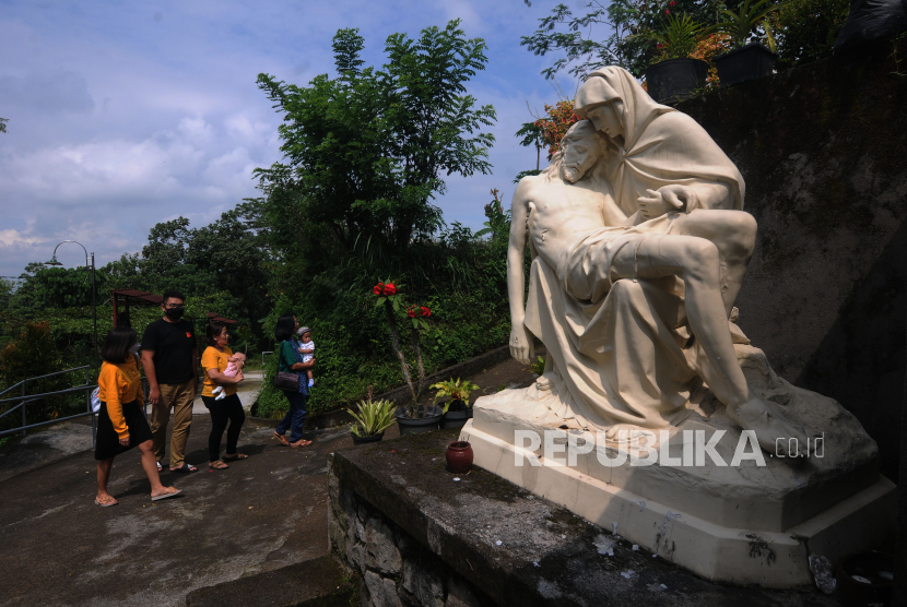 Vatikan: Bunda Maria Bukan Penebus Dosa