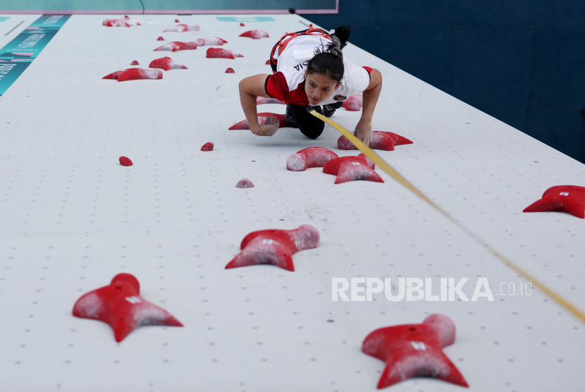 Atlet panjat tebing putri Indonesia Desak Made Rita Kusuma Dewi beradu cepat dengan atlet China Lijuang Deng pada perempat final nomor speed putri Olimpiade Paris 2024 di Le Bourget Climbing Venue, Paris, Prancis, Rabu (7/8/2024). Desak kalah dari atlet China Deng Li Juan dengan selisih 0,006 detik. Desak mencatatkan waktu 6.369 detik atau dibawah Deng Li Juan dengan catatan waktu 6,363 detik.