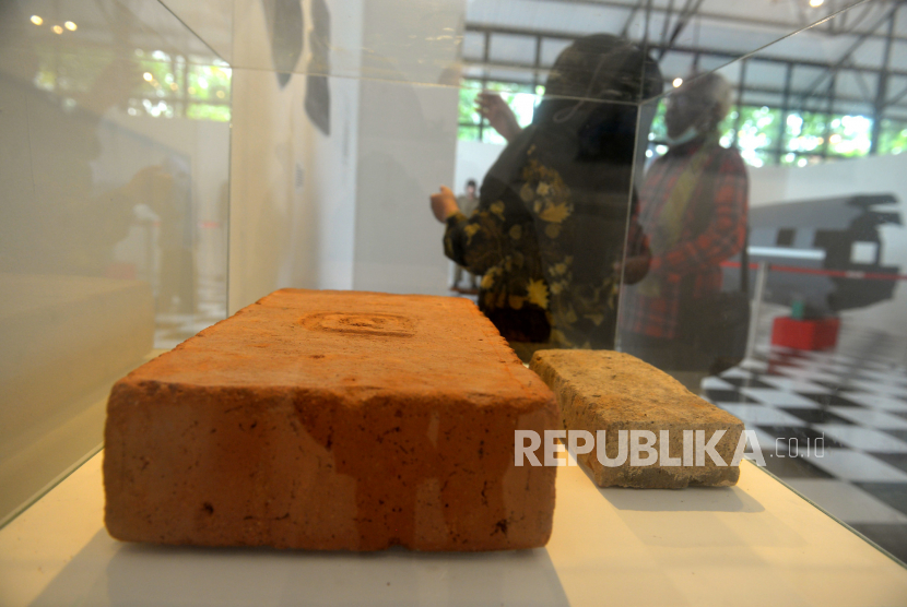 Pemandu menjelaskan ke pengunjung koleksi Museum Pleret saat Bantul Museum Expo di Bantul, Yogyakarta. 