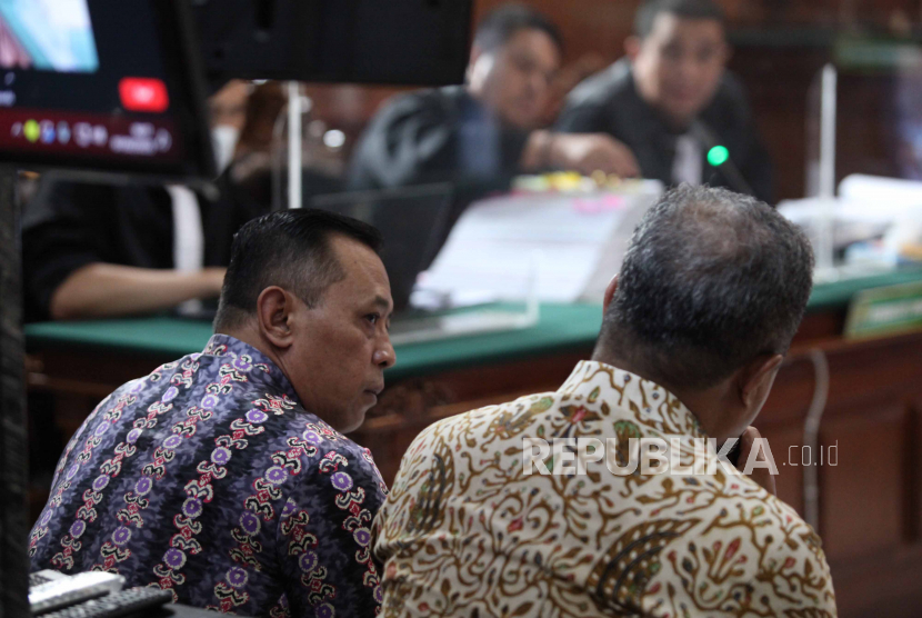 Terdakwa Suko Sutrisno (kiri) dan terdakwa Abdul Haris (kanan) menghadiri sidang perkara tragedi Stadion Kanjuruhan Malang di Pengadilan Negeri Surabaya, Jawa Timur. 