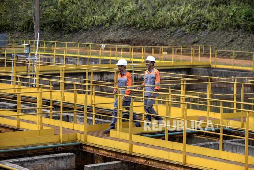 Pekerja melakukan inspeksi di area Lamella Gravity Settler (LGS) milik PT Vale Indonesia di Sorowako, Kabupaten Luwu Timur, Sulawesi Selatan pada 29 Juli 2023. L