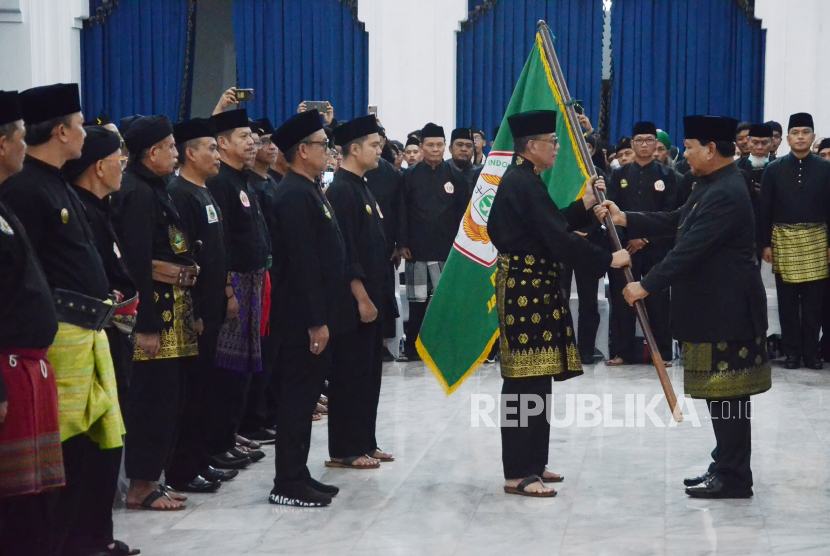 Ketua umum Pengurus Besar Ikatan Pencak Silat Indonesia (PB IPSI) Prabowo Subianto menyerahkan bendera IPSI kepada Ketua Umum IPSI Jawa Barat Phinera Wijaya saat pelantikan pengurus IPSI Jawa Barat, di Gedung Sate, Jalan Diponegoro, Kota Bandung, Senin (12/9). Prabowo Subianto yang juga Menteri Pertahanan (Menhan) Republik Indonesia berharap pencak silat Jawa Barat terus memberikan kontribusi positif bagi kemajuan Indonesia. Selain menjadi budaya, Pencak Silat diharapkan mampu menjadi wadah dalam pembentukan karakter generasi mendatang.