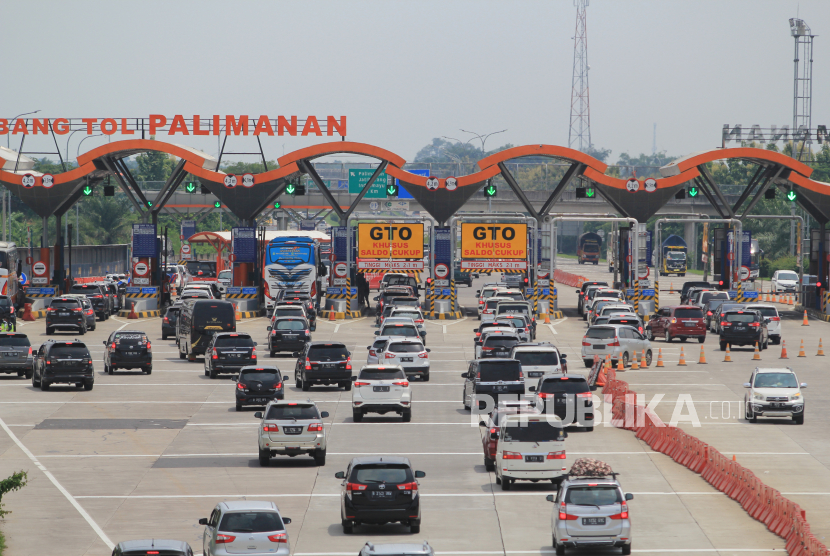 Kendaraan pemudik melintas menuju gerbang Tol Cipali, Palimanan, Cirebon, Jawa Barat, Kamis (24/12). Meskipun pemerintah melakukan pembatasan transportasi selama masa larangan mudik Lebaran Idul Fitri 2021, terdapat sejumlah wilayah yang dikecualikan.