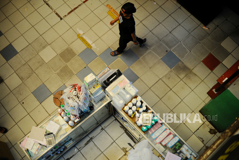 Warga berbelanja di Pasar Pramuka, Jakarta. Pedagang obat Pasar Pramuka terdampak larang pembelian obat sirup.