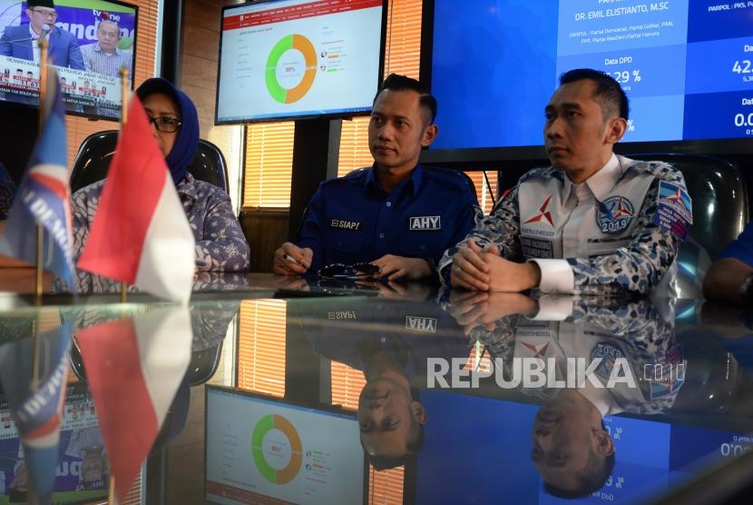 Wakil Ketua Umum Partai Demokrat Agus Harimurti Yudhoyono (kedua kanan) bersama Ketua Bappilu Partai Demokrat Edhi Baskoro Yudhoyono (kanan). (ilustrasi)