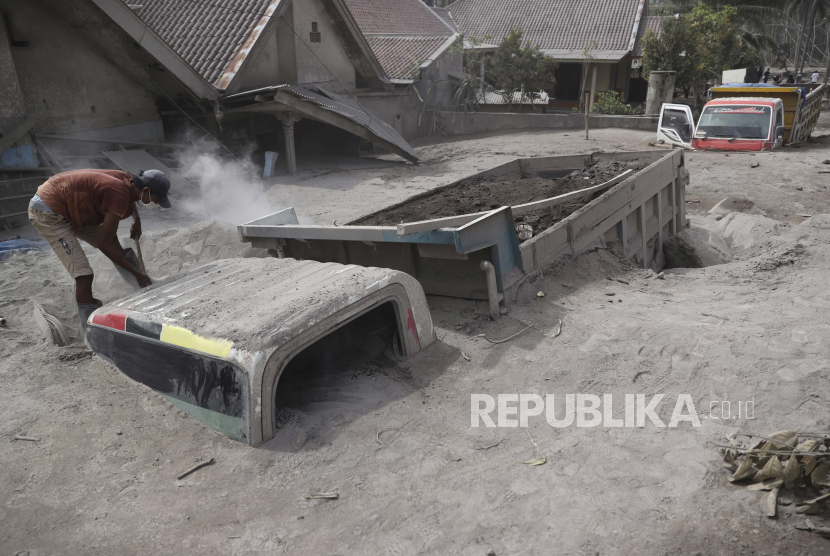 Petugas Temukan Dua Jenazah Korban Semeru di Dalam Truk. Seorang pria memeriksa truk yang tertimbun abu pasca erupsi Gunung Semeru di Kabupaten Lumajang, Provinsi Jawa Timur, Indonesia, Ahad, 5 Desember 2021.