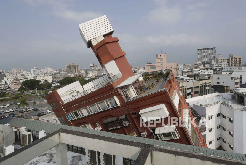 Sebuah bangunan yang runtuh sebagian berdiri miring sehari setelah gempa dahsyat melanda Kota Hualien, Taiwan timur, Kamis, (4/4/2024).
