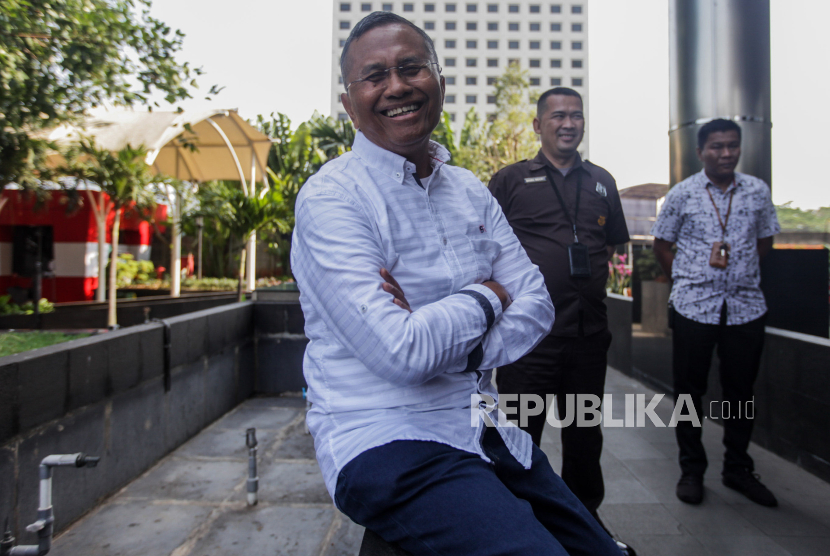 Mantan menteri BUMN Dahlan Iskan (kiri) sebelum menjalani pemeriksaan di Gedung KPK, Jakarta, Kamis (14/9/2023). Dahlan diperiksa sebagai saksi terkait kasus pengadaan LNG di PT Pertamina.