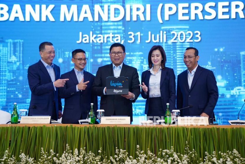 Jajaran direksi PT Bank Mandiri (Persero) Tbk saat konferensi pers paparan kinerja di semester I 2023, Senin (31/7/2023).