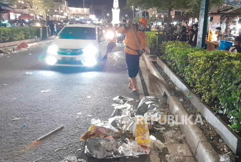 Petugas kebersihan menyapu sampah-sampah di kawasan Tugu Pal Putih, Kota Yogyakarta. Pemkot Yogyakarta terus melakukan penyisiran terhadap tumpukan sampah di jalanan.