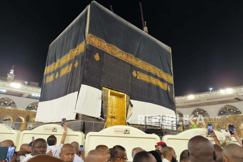 Di tengah proses penggantian kiswah Kabah di Masjidil Haram, Makkah, Arab Saudi pada Selasa (18/7/2023) malam bertepatan dengan awal dari tahun baru Islam pada 1 Muharram 1445 Hijriyah.