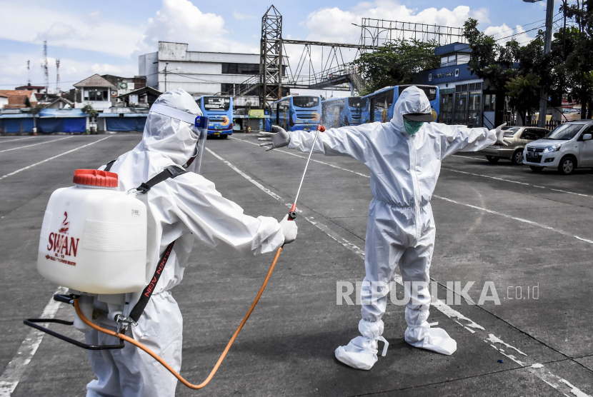 Petugas dari Dinas Kesehatan Kota Bandung menyemprotkan cairan disinfektan kepada seorang wartawan usai tes swab Covid-19 di Terminal Cicaheum, Kota Bandung, Rabu (13/5). Wartawan menjadi profesi yang ikut berisiko terpapar Covid-19 saat peliputan di lapangan. (ilustrasi)