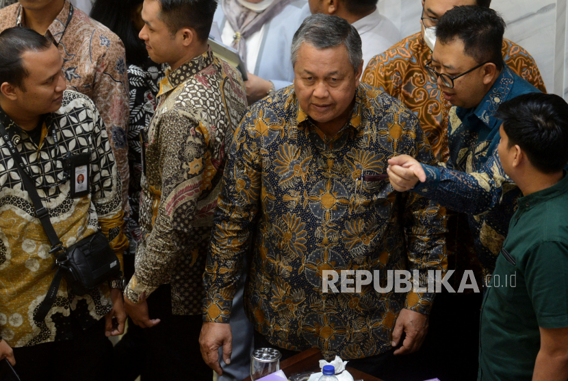 Calon Tunggal Gubernur Bank Indonesia (BI) Perry Warjiyo usai mengikuti fit and proper test oleh Komisi XI DPR di Kompleks Parlemen Senayan, Jakarta, Senin (20/3/2023). Komisi XI DPR RI sepakat memilih Perry Warjiyo untuk kembali menjabat sebagai Gubernur Bank Indonesia (BI) untuk periode 2023-2028 setelah melalui proses uji kelayakan dan kepatutan atau fit and proper test.