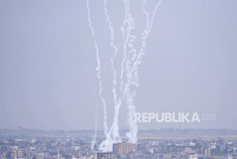  Roket diluncurkan dari Jalur Gaza menuju Israel, di Kota Gaza, Rabu (10/5/2023).  Pesawat Israel menyerang sasaran di Jalur Gaza untuk hari kedua berturut-turut pada hari Rabu, menewaskan setidaknya satu orang Palestina dan mendorong wilayah itu lebih dekat ke arah yang baru. babak pertempuran sengit.