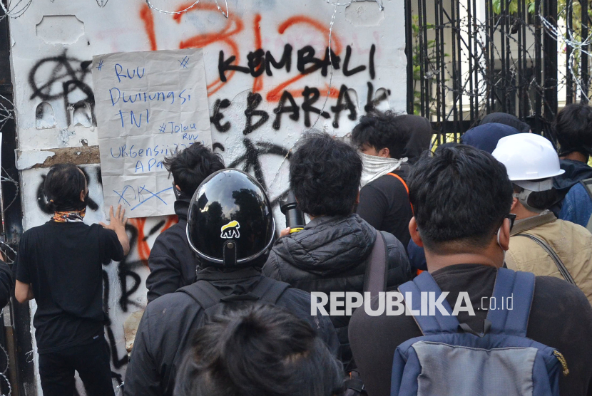 Ribuan massa yang tergabung dalam Aliansi Mahasiswa dan Masyarakat Jabar menggelar aksi menolak pengesahan revisi UU TNI di Gedung DPRD Jawa Barat, Jalan Diponegoro, Kota Bandung, Jumat (21/3/2025).