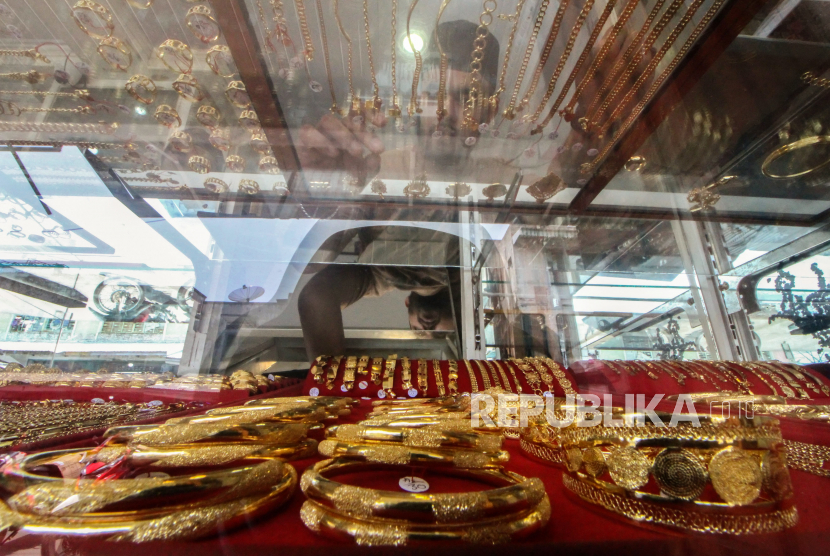Pedagang melayani pembeli perhiasan di Toko London Lhokseumawe, Aceh, Kamis (13/4/2023). Transaksi penjualan perhiasan emas menjelang lebaran meningkat dari sekitar 40 transaksi menjadi 80 hingga 90 transaksi per hari seiring turunnya harga emas murni Rp 2.846.000 per mayam menjadi Rp 2.822.000 per mayam dan emas London dari Rp 2.656.000 per mayam turun menjadi Rp 2.632.000 per mayam atau tiga gram.  