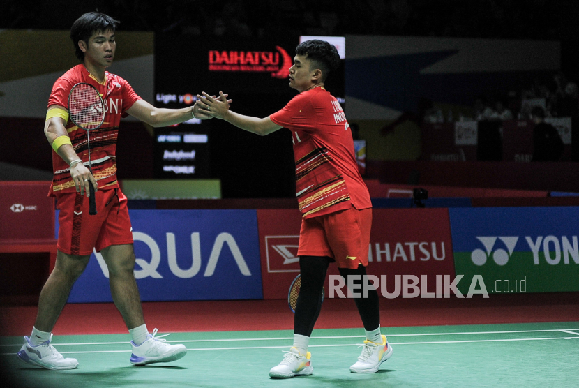 Pebulu tangkis ganda putra Indonesia Daniel Marthin (kiri) dan Leo Rolly Carnando melakukan tos. Pasangan ganda putra Leo/Daniel mempertahankan gelar di Indonesia Masters 2024.