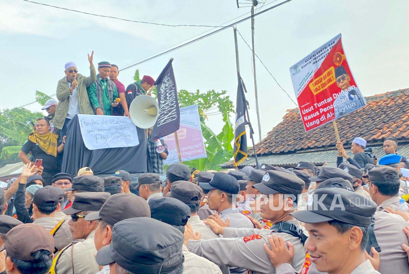 Aksi demonstrasi di sekitar Ma'had atau Pondok Pesantren (Ponpes) Al-Zaytun, Kecamatan Gantar, Kabupaten Indramayu, Jawa Barat, Kamis (6/7/2023). 