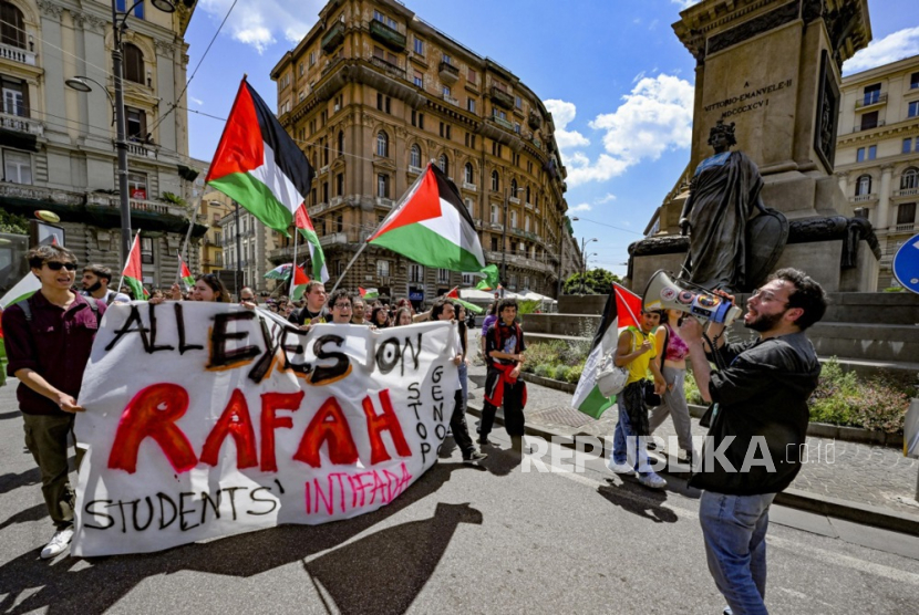 Anggota kelompok Jaringan Mahasiswa untuk Palestina melakukan protes di luar kantor pusat perusahaan pelayaran dan logistik Israel, di Naples, Italia, (10/5/2024).