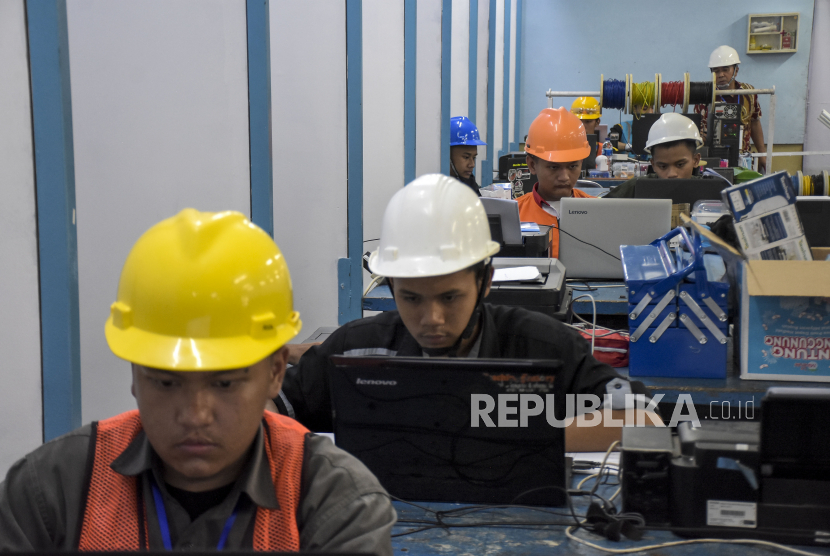 Peserta mengikuti lomba electrical installations pada Lomba Kompetensi Siswa (LKS) SMK di SMKN 6 Bandung, Jalan Riung Bandung, Gedebage, Kota Bandung, Jawa Barat, Selasa (9/5/2023). (Ilustrasi)