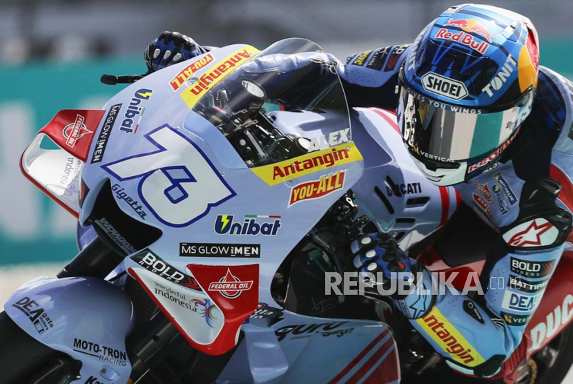 Pembalap MotoGP dari tim Grecini Racing Alex Marquez bersama motor Ducati Desmosedici. 