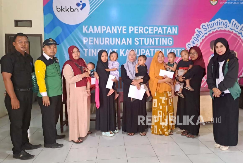Baznas Kabupaten Garut menyalurkan bantuan modal usaha kepada sejumlah keluarga berisiko stunting di Kantor DPPKBPPPA Kabupaten Garut, Jawa Barat.
