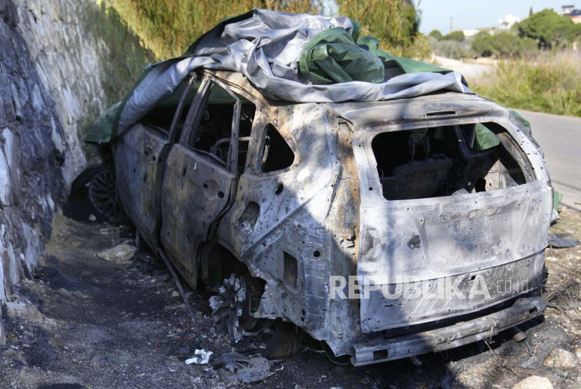 Mobil penyerang yang digunakan komandan senior Hizbullah Wissam Tawil, yang tewas pada Senin, di desa Kherbet Selem, Lebanon selatan, Selasa, (9/12024).