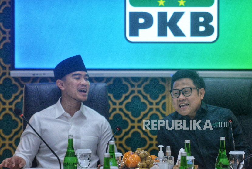 Ketua Umum PKB Muhaimin Iskandar berbincang dengan Ketua Umum PSI Kaesang Pangarep saat silahturahmi di Kantor DPP PKB, Jakarta, Selasa (6/8/2024). Pertemuan antara PSI dan PKB tersebut merupakan ajang silahturahmi sekaligus membahas isu terkini salah satunya peluang koalisi politik di Pilkada serentak 2024.