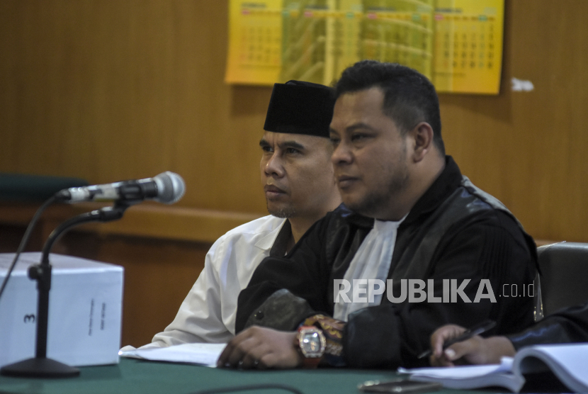 Terdakwa kasus dugaan suap pengadaan CCTV dan ISP program Bandung Smart City, Sony Setiadi (kiri), mengikuti persidangan di Pengadilan Tipikor Bandung, Kota Bandung, Jawa Barat, Senin (10/7/2023). 