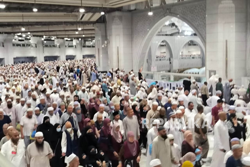 Jamaah sedang melaksanakan tawaf di Masjidil Haram, Sabtu (3/6/2023).