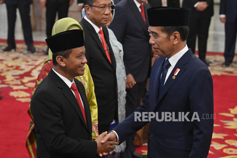 Presiden Joko Widodo (kanan) berjabat tangan dengan Menteri ESDM Bahlil Lahadalia (kiri) usai pelantikan di Istana Negara, Jakarta, Senin (19/8/2024).