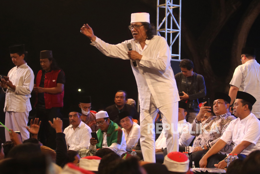 Budayawan Emha Ainun Najib atau biasa dikenal dengan nama Cak Nun (tengah) berdialog dengan penonton saat kegiatan bertajuk Gempita Kemerdekaan di Kediri, Jawa Timur, Senin (15/8/2022). Ngaji bareng yang dihadiri ribuan penonton tersebut guna menyongsong HUT ke-77 Kemerdekaan RI. 