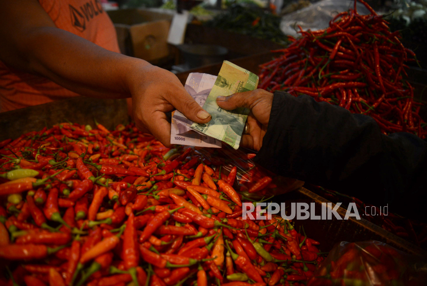 Pedagang cabai melayani pembeli di Pasar Senen, Jakarta, Senin (27/2/2023). Menurut pedagang di pasar tersebut dampak cuaca hujan dengan intensitas tinggi belum mempengaruhi harga cabai saat ini. Harga cabai pun belum mengalami kenaikan signifikan bahkan beberapa jenis cabai mengalami penurunan harga seperti jenis cabai keritng merah dari Rp50 ribu menjadi Rp 45 ribu per kilogram dan rawit merah kini berada diharga Rp 65 ribu per kilogram.  