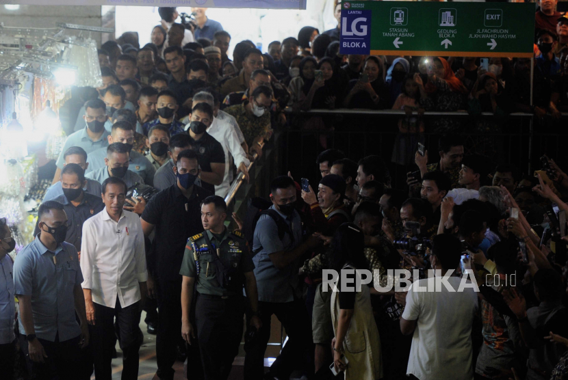 Presiden Joko Widodo saat mengunjungi Pasar Tanah Abang di Jakarta, Kamis (4/5/2023). Kunjungan tersebut untuk meninjau aktivitas perdagangan di Pasar Tanah Abang pasca libur Hari Raya Idul Fitri 1444 Hijriah.