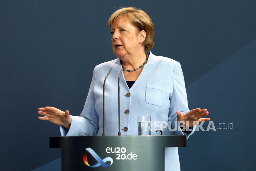 Kanselir Jerman Angela Merkel dan Perdana Menteri Swedia Stefan Loefven memberikan konferensi pers bersama usai pertemuan mereka di Berlin, Jerman, 03 September 2020.